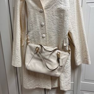 Coach Kelsey purse bag includes cross body strap. Off white for spring!🌸🌷